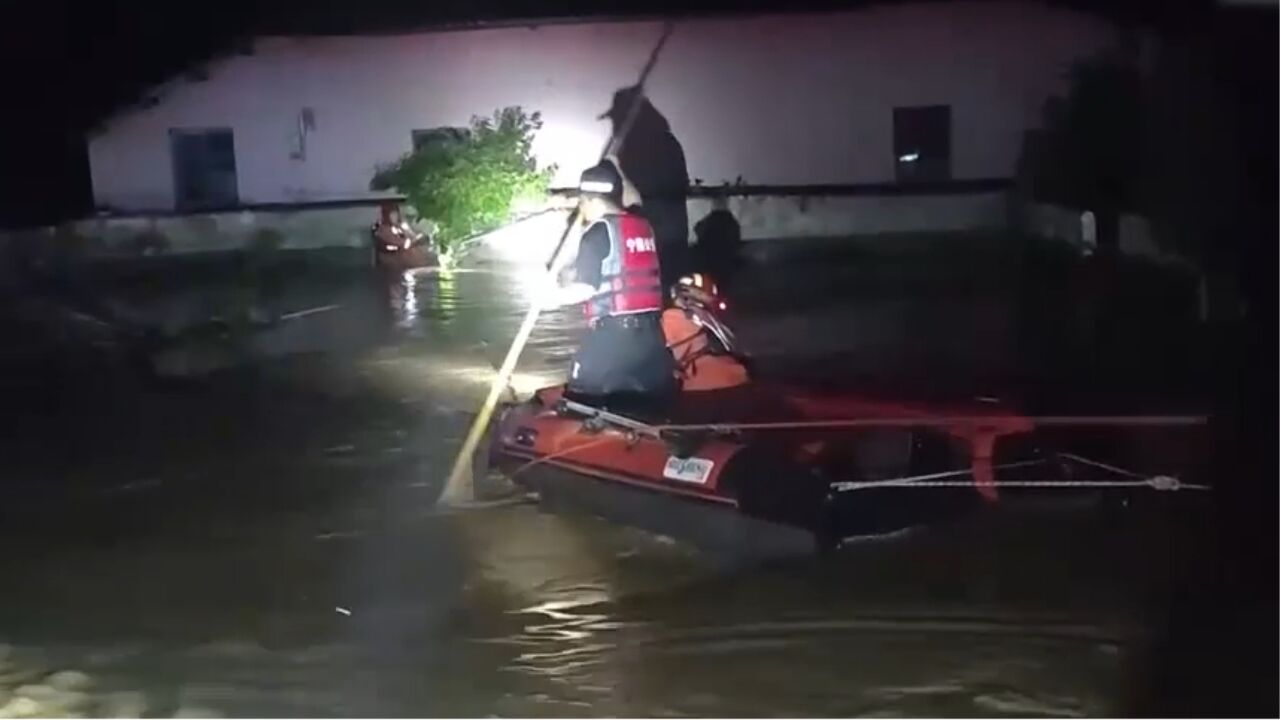 安徽宁国,突降暴雨4人被困,消防连夜救援