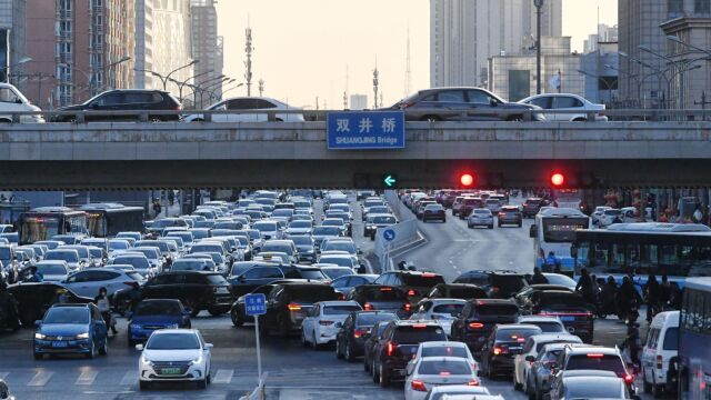 北京路网早高峰严重拥堵,12条高速公路因大雾封闭