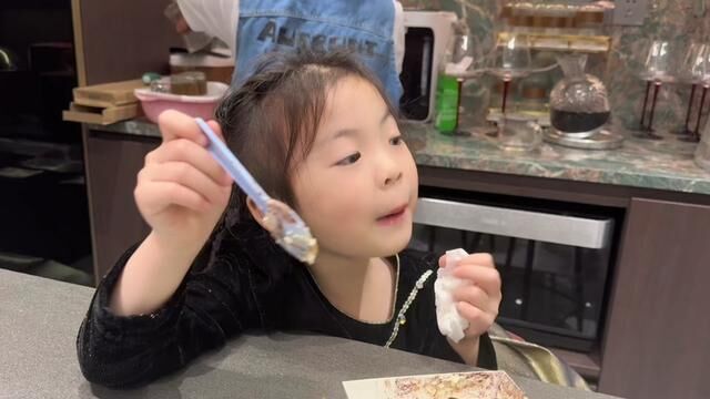 体验夜市小摊的美味#路边摊美味 #夜市里的烟火气 #日常vlog #网红夜市