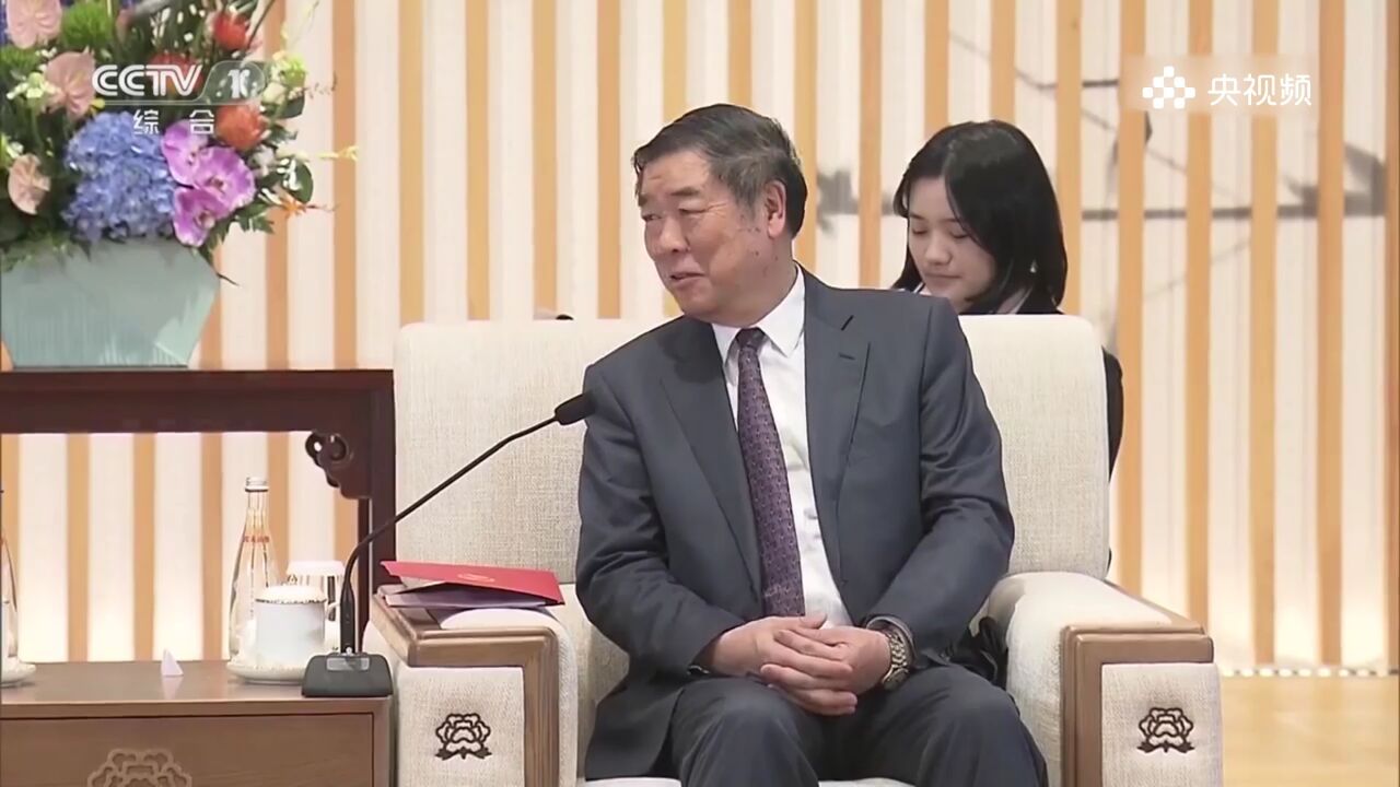 何立峰分别会见联合国贸发会议秘书长格林斯潘,美国前驻华大使博卡斯