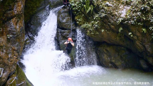 与溪流瀑布为伍和惊险刺激为伴,一路穿越黑山谷,趟过深水,顺溪而下.