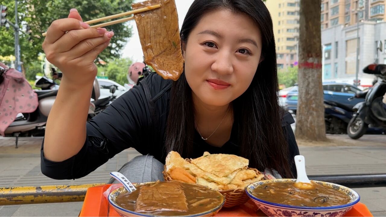 在郑州吃牛排胡辣汤,每碗都有大片牛肉,尝尝味道