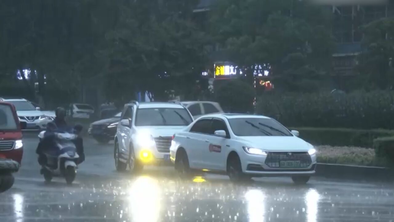 重庆大足:遭遇强降雨,部分道路出现积水