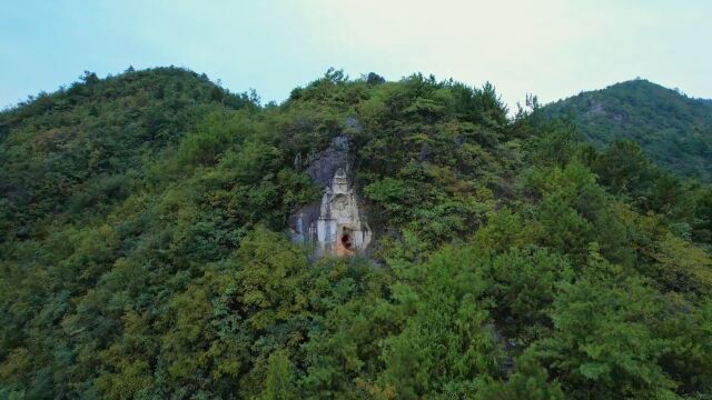 这里是重庆奉节的宝光寺摩崖石窟,在瞿塘峡北岸赤甲山一处的悬崖上,距今已有400多年的历史