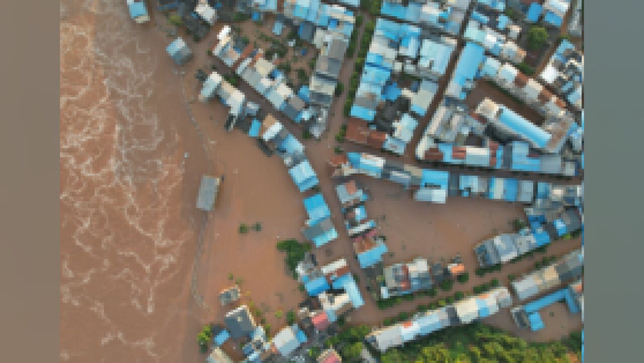 “还有人没得!”潼南崇龛镇的水流中,他们挨家挨户地喊