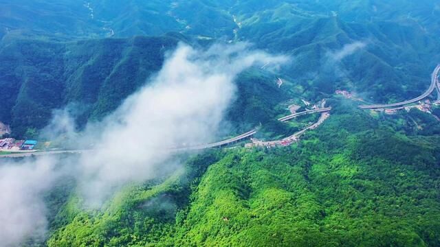 云雾缭绕人间仙境#无人机航拍 #治愈系风景 #云海涌过山岭有多美 #汉江源景区