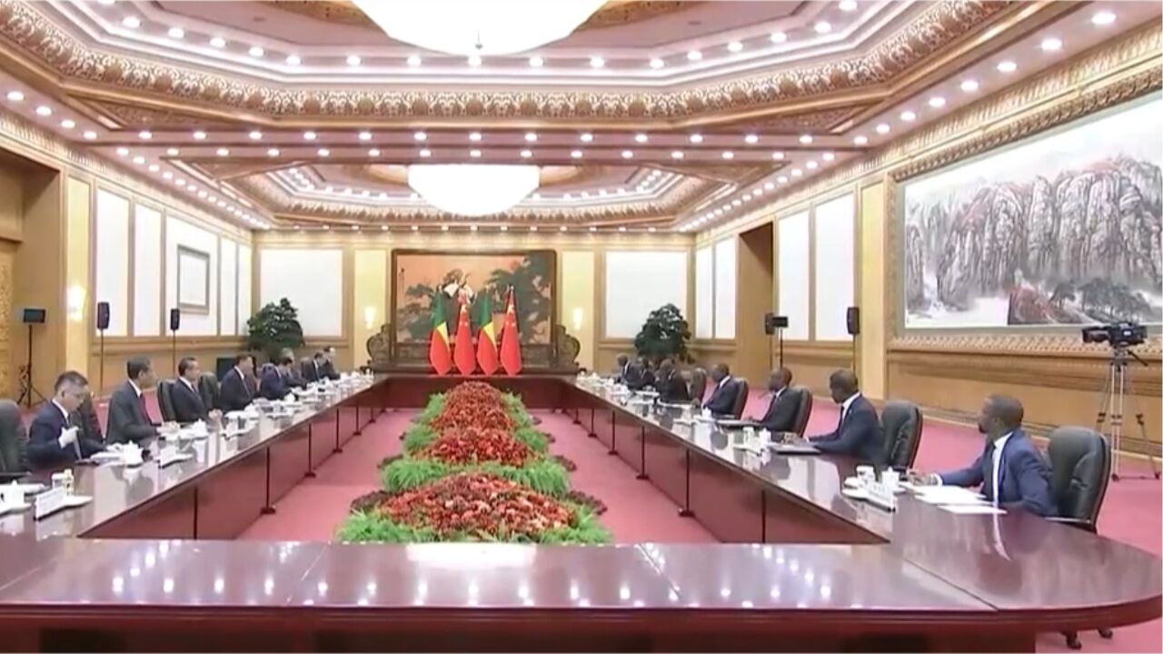 习近平同贝宁总统会谈