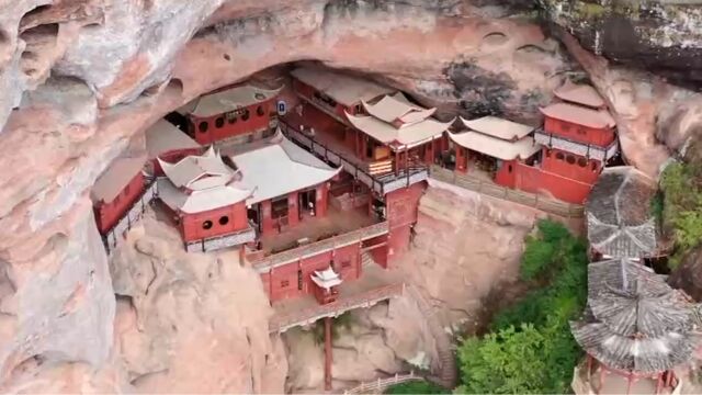 甘露寺又称甘露岩寺,隐藏于山岭耸峙的群峰之间