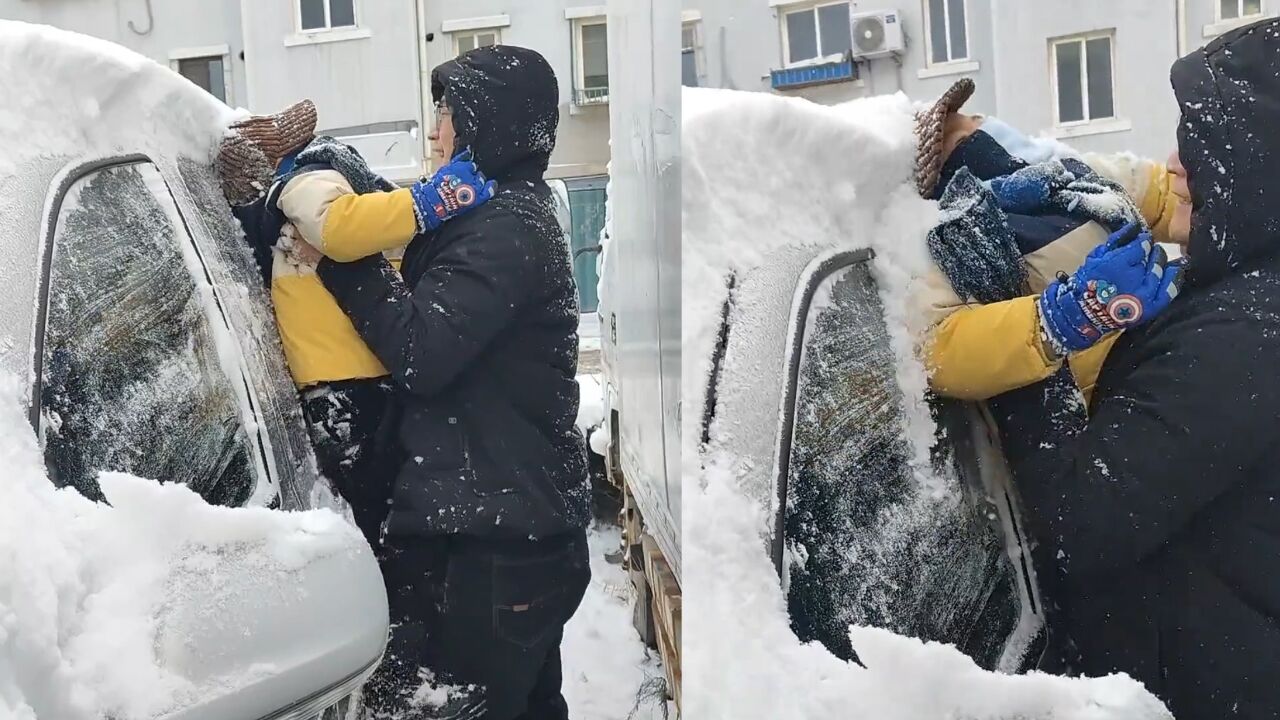 爸爸为扫雪将娃后背贴车上,摁住孩子拖行一秒变抹布,妈妈看傻眼