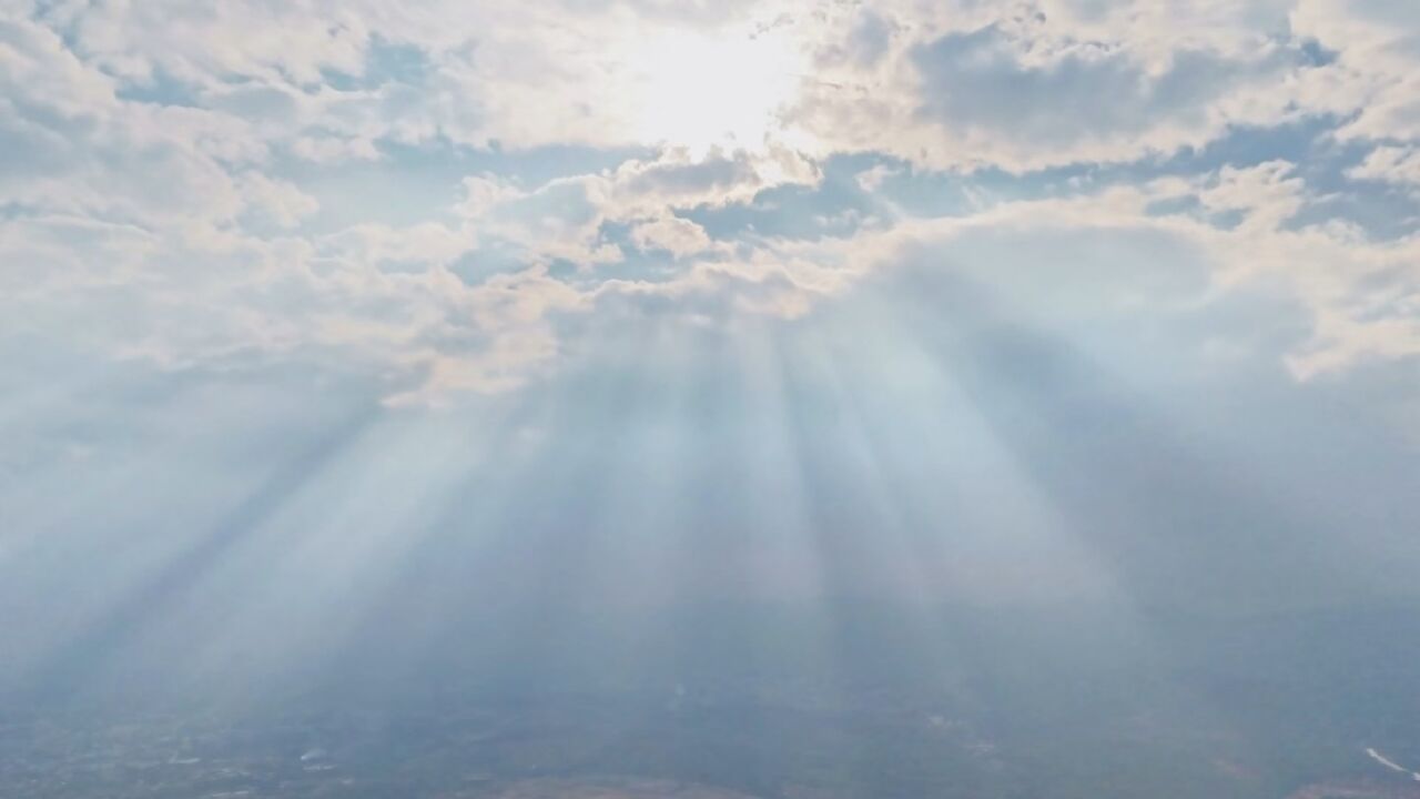 广西贺州高空丁达尔光自然效应美景壮丽倾心 浩瀚天际光芒万丈直透云层喷洒大地无比瑰丽