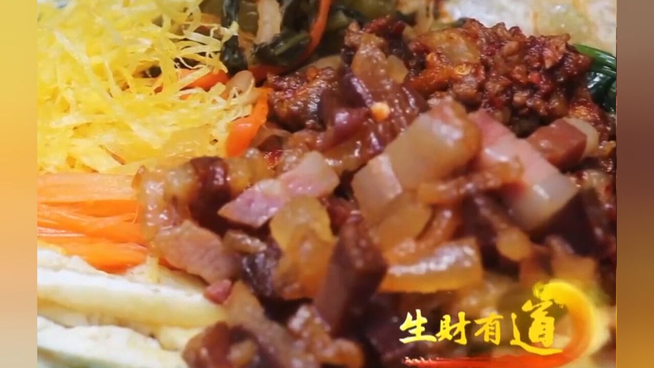 当地美食“年味饵丝”,配料多样口感丰富,深受众多食客喜爱