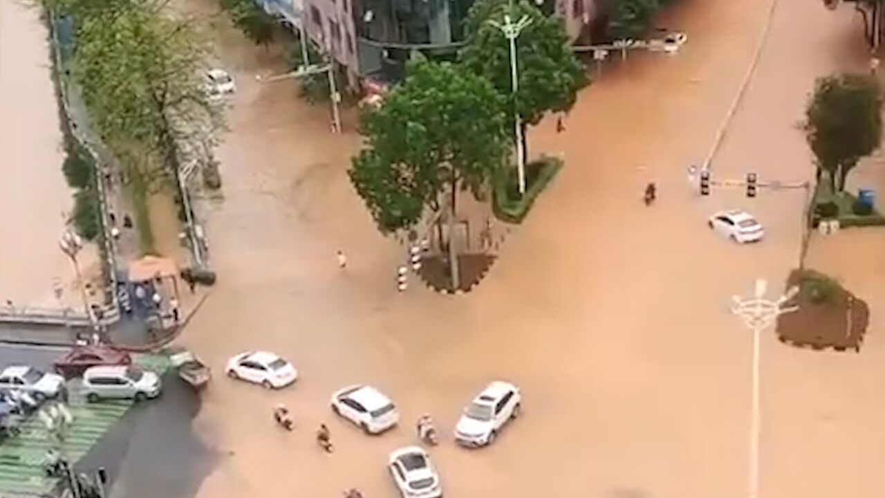 肇庆广宁遭强降水致内涝水流湍急 居民:水深半米,摩托车被冲走