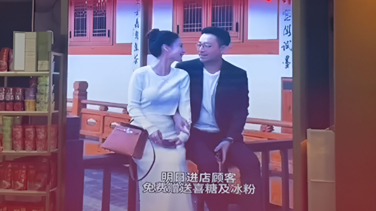 汪小菲晒结婚证,大屏播放喜讯又土又嗨