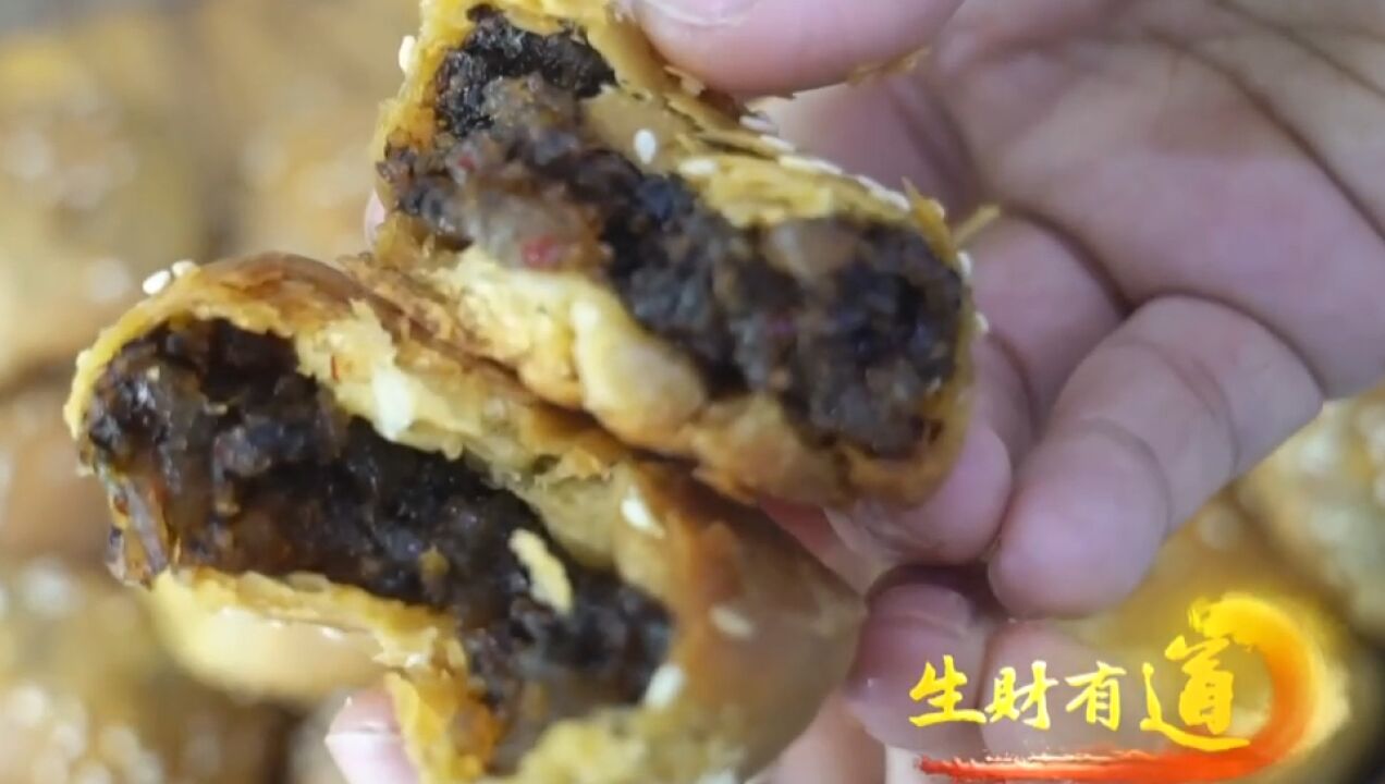 当地特色美食“黄山烧饼”,香酥可口十分美味,深受众多食客喜爱