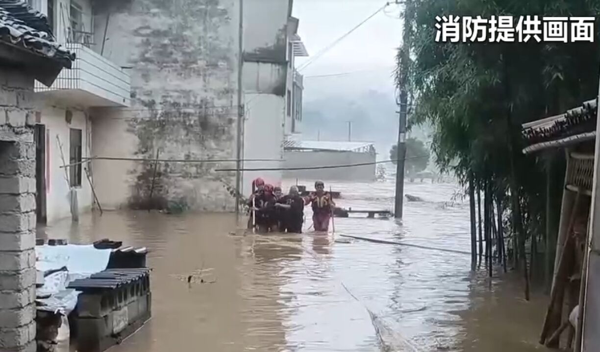 安徽黄山:强降雨致多处被淹,消防紧急转移被困群众