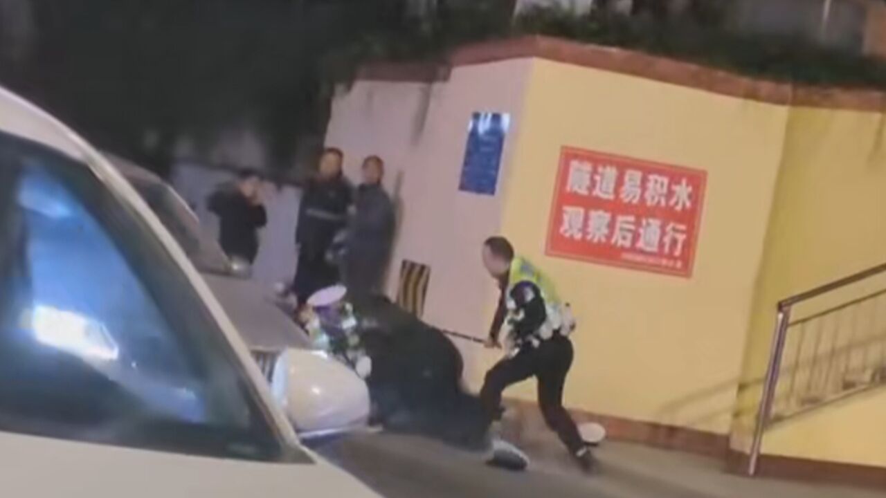 交警持警棍击打疑醉酒逃逸司机?成都警方:现场民辅警执法依法依规