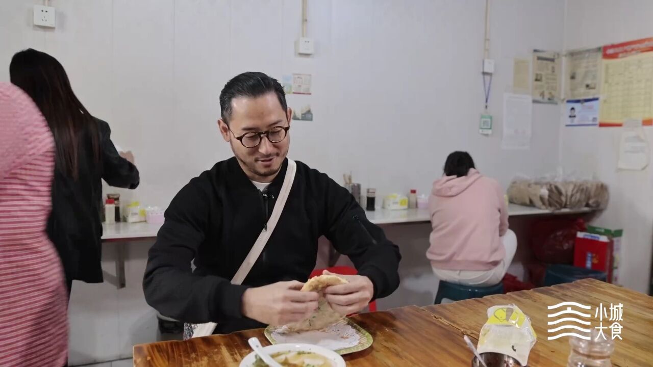 小城大食丨资深厨师带你打卡超级酥脆、满是芝麻的如皋烧饼!