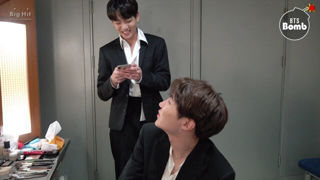 [BANGTAN BOMB] JK taking a photo of members sleeping  BTS (防弹少年团)