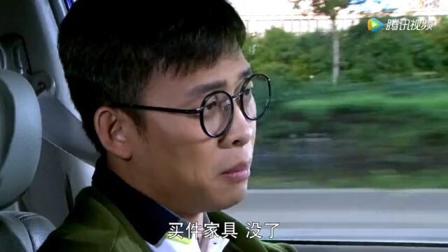 男子找姐借钱,姐姐没好气,指责他上了名牌大学结了婚还不如她