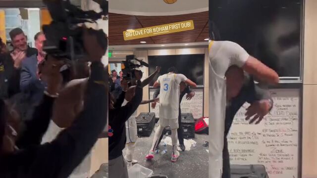 有种夺冠了的既视感 湖人球员赛后向主帅泼水庆祝赛季首胜