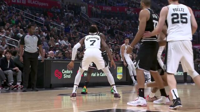 锁定今日十佳球 雷吉空接上篮失衡倒地2+1
