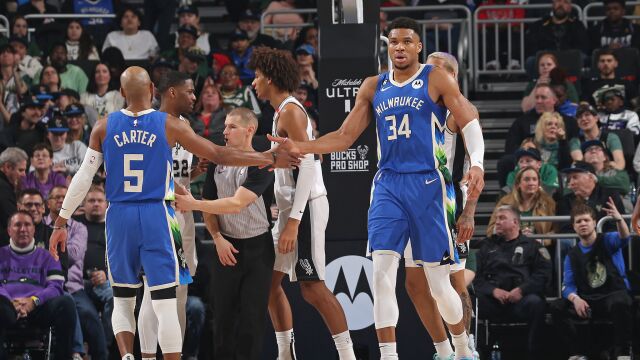 马刺94-130雄鹿 字母哥31+14雄鹿大胜马刺