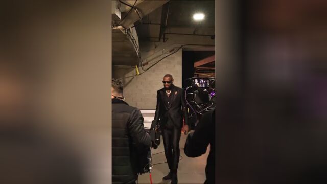 西装革履小墨镜尽显霸王气 詹姆斯赛前抵达球馆