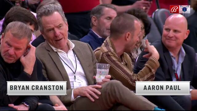 资深老球迷了！《绝命毒师》中老白和小粉现身火箭主场观赛