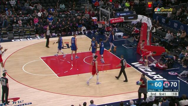 防守都去哪了？怀特快攻上篮造成2+1