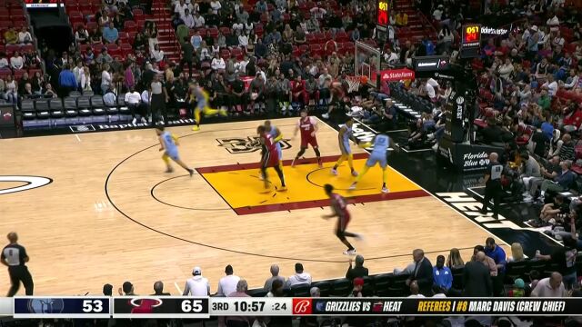 闪转腾挪灵活走位 希罗迎着防守撤步干拔命中