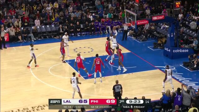 蛟龙入海气势惊人 詹姆斯大步流星冲入禁区暴扣