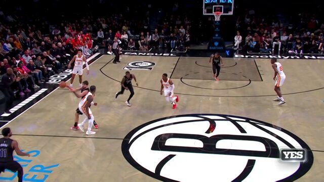 双方均完成抢断再反抢断 欧文连线沃伦双手轻轻一扣