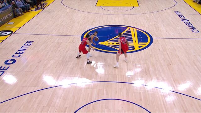 巴恩斯再度展现身体硬度强行打进 杰迈克尔-格林篮下接球打成2+1