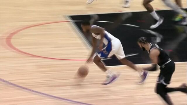 为失误付出代价！库兹马抢断反扣大步流星