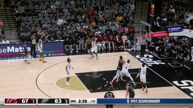 二话不说就是投 理查德森超远三分一箭穿心