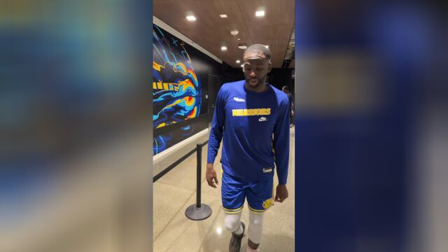 不愧是更衣室领袖 格林赢球后心情大好逢人就打招呼