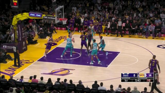 这地板挺滑啊！！詹姆斯意外摔倒四仰八叉