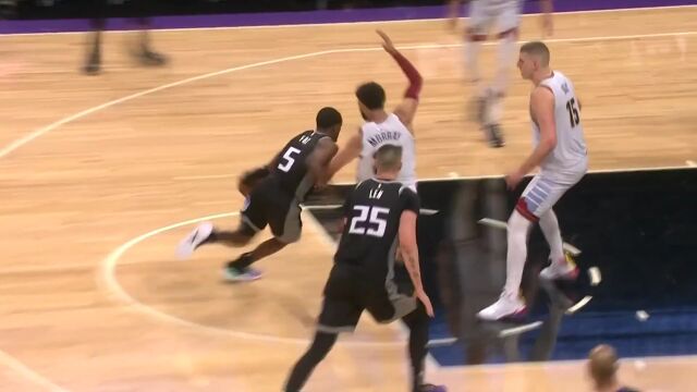 行云流水的进攻 福克斯胯下急停撤步中投得手