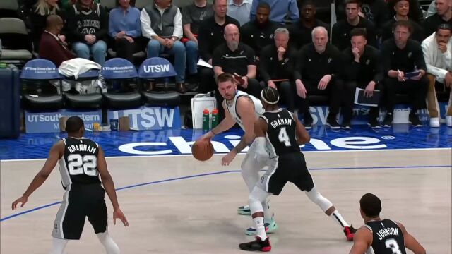 东契奇仙人指路连送妙传 布洛克底角三分鲍威尔轻松暴扣