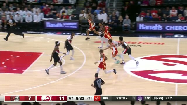 饼皇名不虚传！特雷杨眼观六路高抛喂饼助攻卡佩拉空接暴扣虐筐