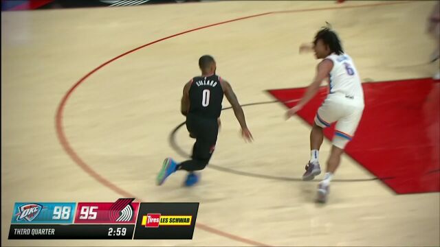 空中换手从容进攻 利拉德冲锋陷阵突破上篮打进