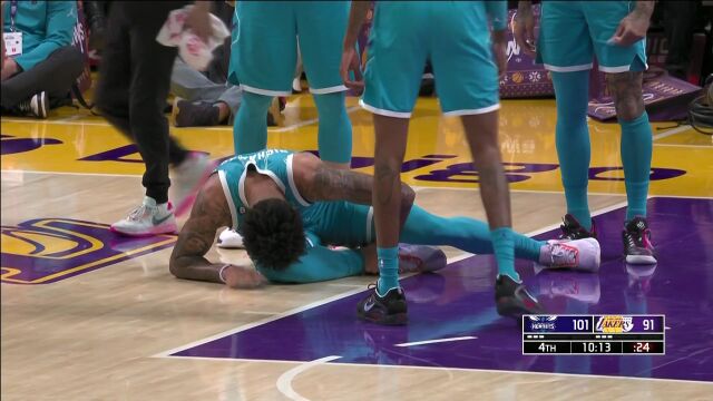 希望没事！理查兹落地时踩脚痛苦倒地