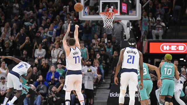 东契奇vs马刺集锦 狂轰51+6+9上半场砍下30分