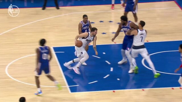 东契奇突破内线 轻轻松松把球放进