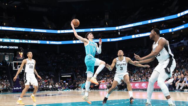 马刺110-120黄蜂 鲍尔砍下三双黄蜂七人上双大胜马刺