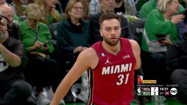 双手一抖助攻到手！ 乐福连线斯特鲁斯后者空位三分扬手就中