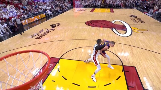 体力黑洞！约基奇蝴蝶穿花翻身上篮无解无畏