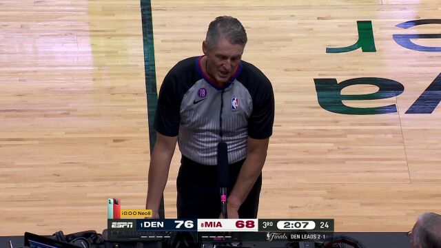 约老师帮助热火主场修复篮筐 王猛：这是我见过修篮筐最快的方式