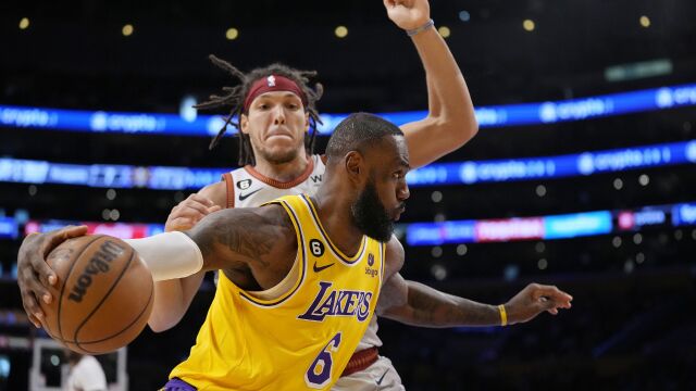 戈登卡位扫到詹姆斯面部推搡发生冲突 带刀护卫TT第一时间推走戈登