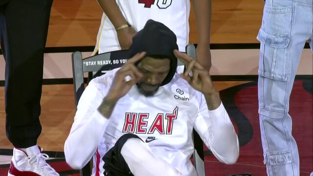 韦德笑得合不拢嘴！哈斯勒姆坐在三冠椅上霸气十足